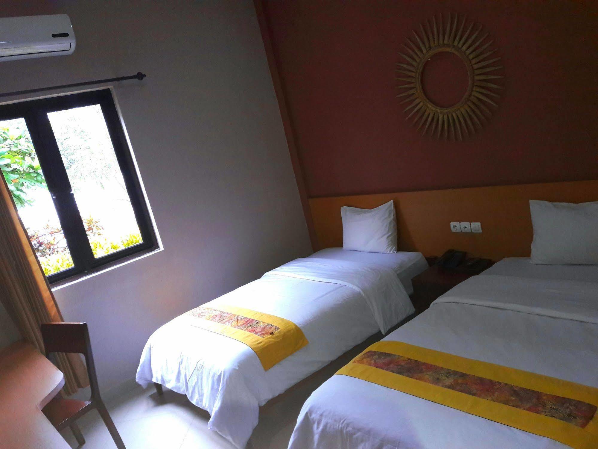 Hotel Transit Pasuruan Zewnętrze zdjęcie